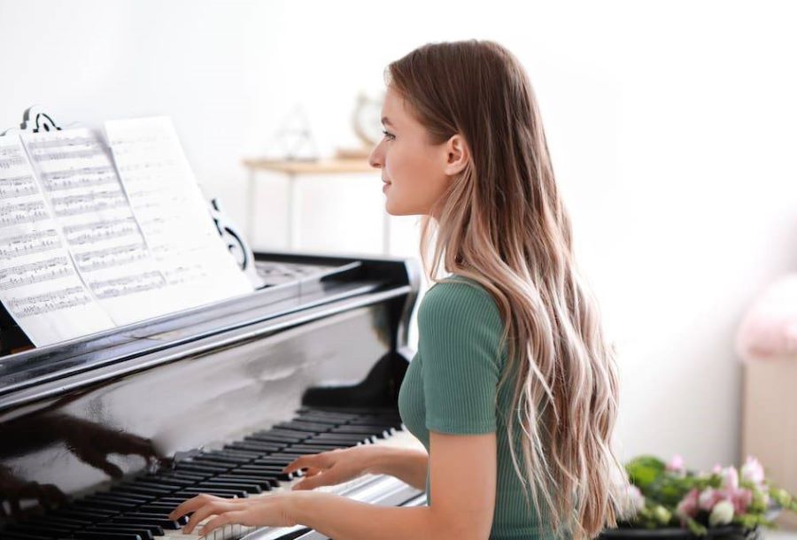 Ngồi thoải mái, thẳng lưng khi chơi piano