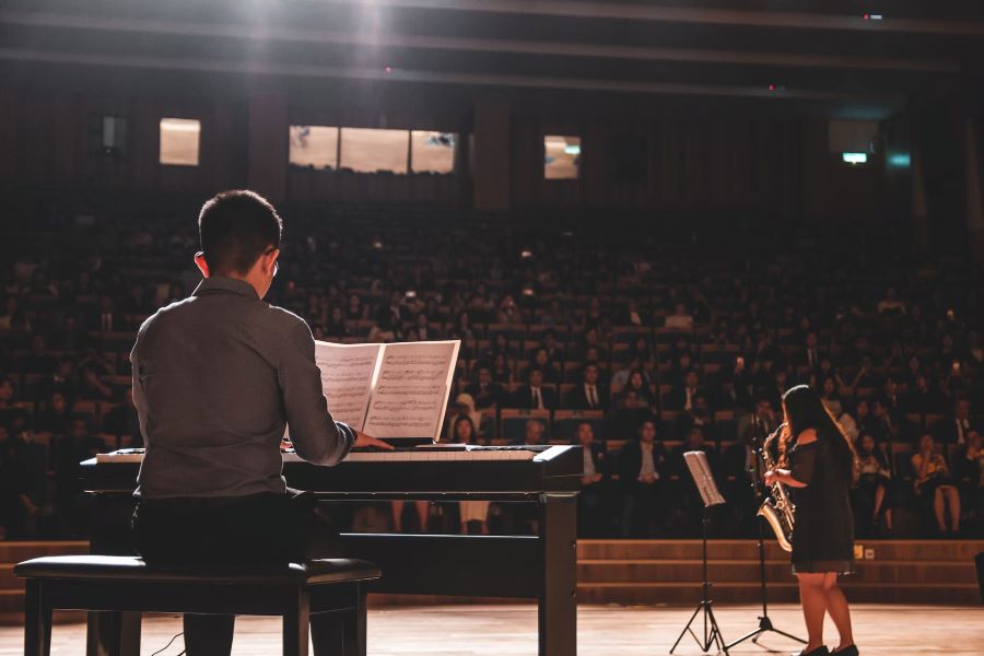 Tạo điều kiện cho trẻ biểu diễn piano