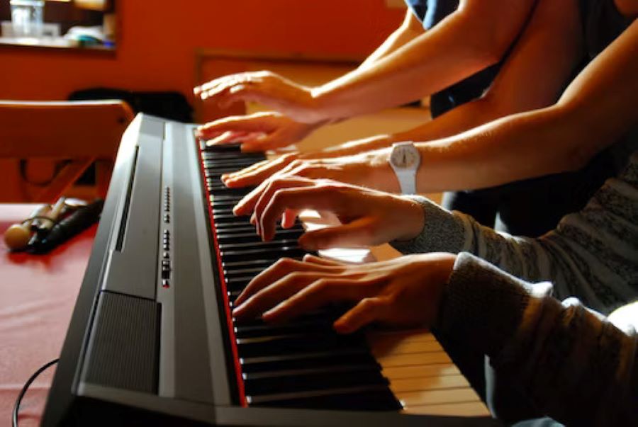 Nên học theo nhóm hay một kèm một tại trung tâm đào tạo piano?