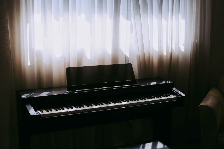 Không gian học piano nên được đảm bảo đủ ánh sáng và khả năng cách âm